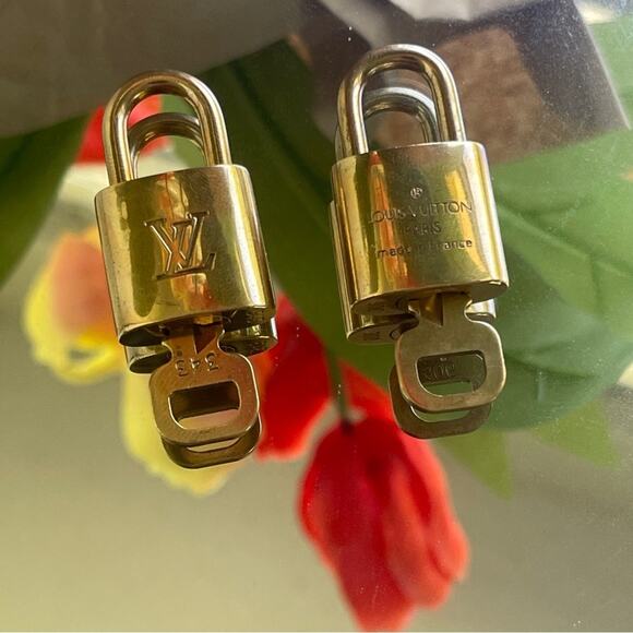 2 Authentic Louis Vuitton Brass Locks & Keys for speedy - Picture 1 of 5